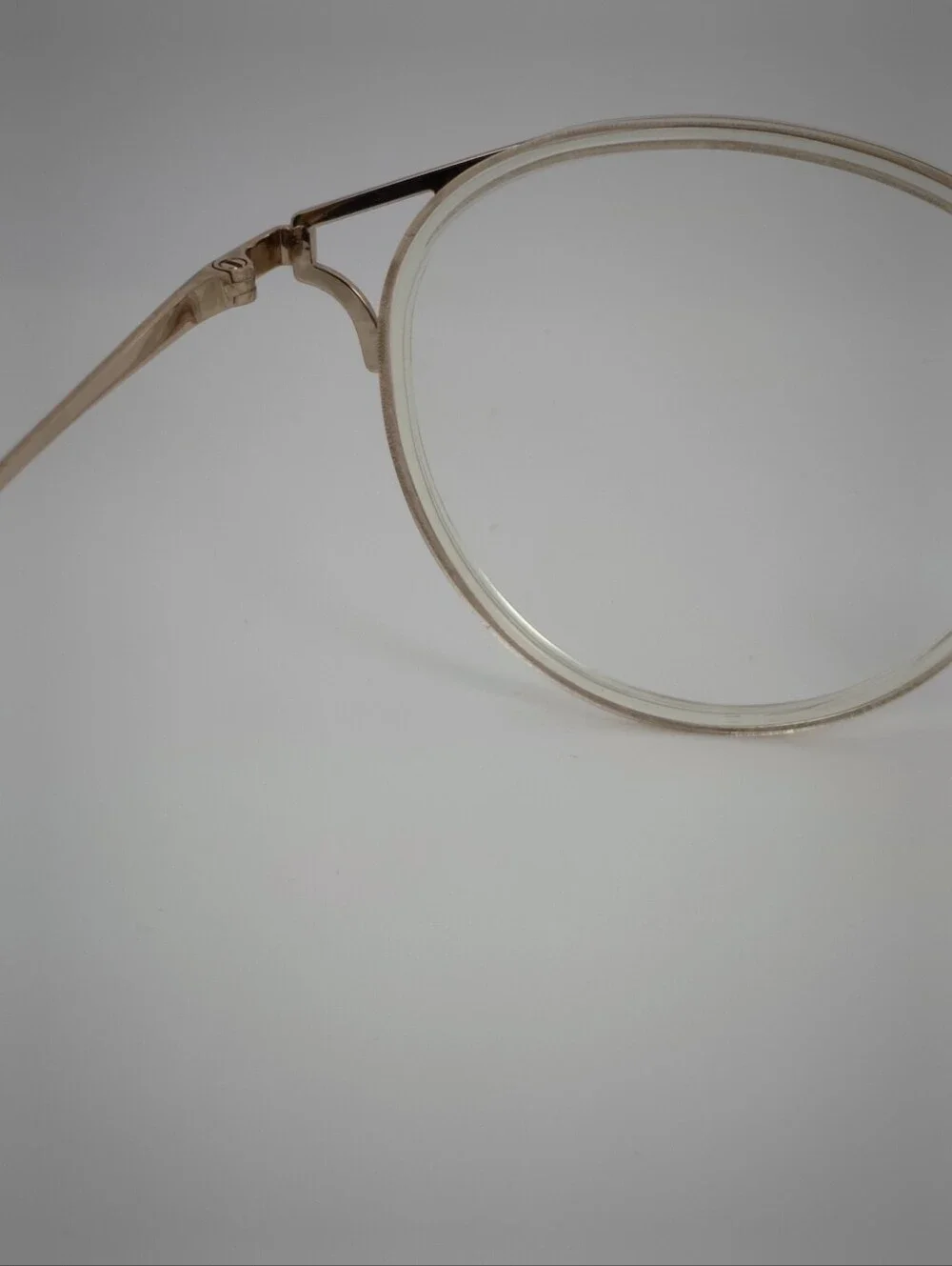 Dazzle. Round Metal Frame Glasses in Gold Tone.